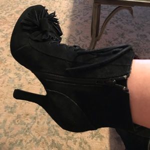 🆕Betsey Johnson Ruffled Bow Suede Bootie - 9